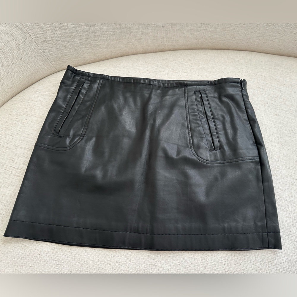 H&M Faux leathered mini w pockets! Size 16
